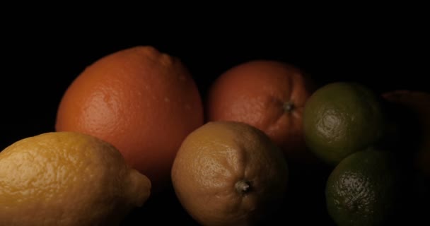 Citrusfrukter Citron Apelsin Lime Grapefrukt Svart Bakgrund — Stockvideo