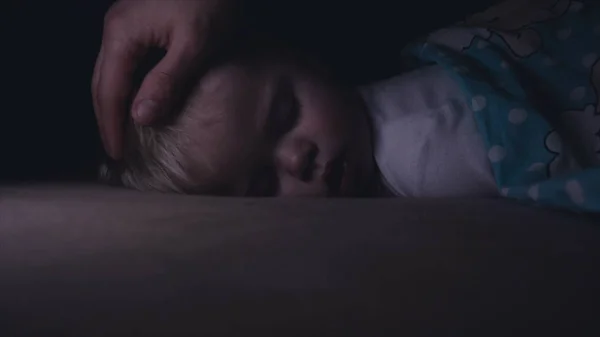 Mały Chłopczyk Słodko Śpi Łóżku Tata Stawia Jego Syna Łóżka — Zdjęcie stockowe