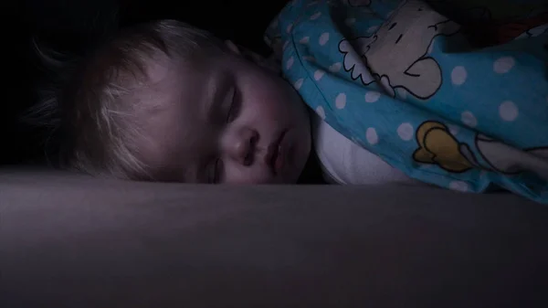 Küçük Oğlu Tatlı Tatlı Yatakta Uyur Baba Oğlu Yatırıyor — Stok fotoğraf