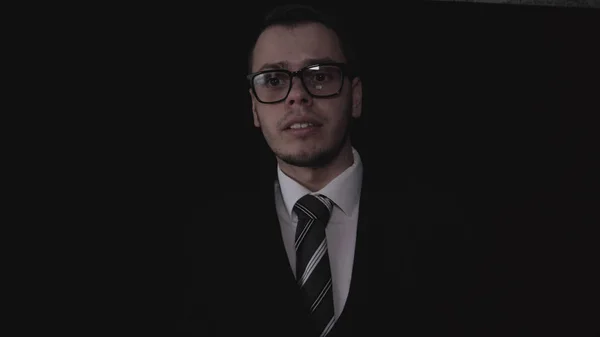 Porträt Eines Gutaussehenden Jungen Geschäftsmannes Mit Brille Anzug Und Schwarzem — Stockfoto