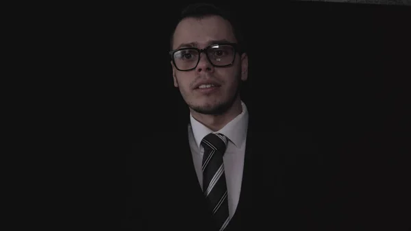 Retrato Joven Hombre Negocios Guapo Gafas Traje Fondo Negro — Foto de Stock