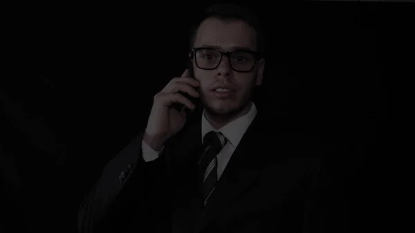Przystojny Młody Biznesmen Noszenie Okularów Rozmawia Przez Telefon Garniturze Czarne — Zdjęcie stockowe