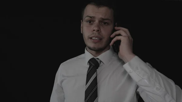 Beau Jeune Homme Affaires Parlant Téléphone Dans Une Chemise Blanche — Photo