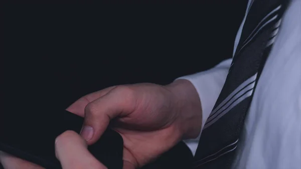 Бизнесмен Белой Рубашке Работает Телефону Черный Фон — стоковое фото