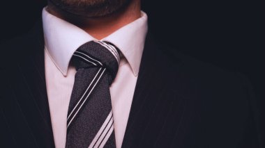 Takım elbise, siyah arka planda işadamı.
