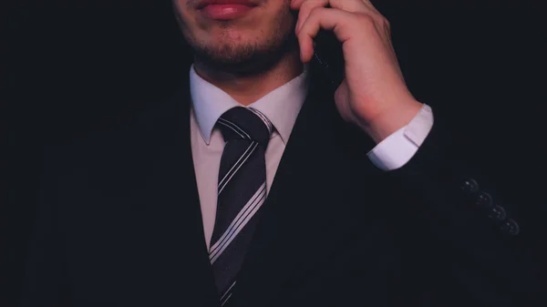 Empresario Traje Trabajando Teléfono Fondo Negro — Foto de Stock