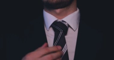 Takım elbise, siyah arka planda işadamı.
