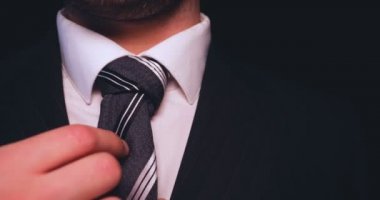 Takım elbise, siyah arka planda işadamı.