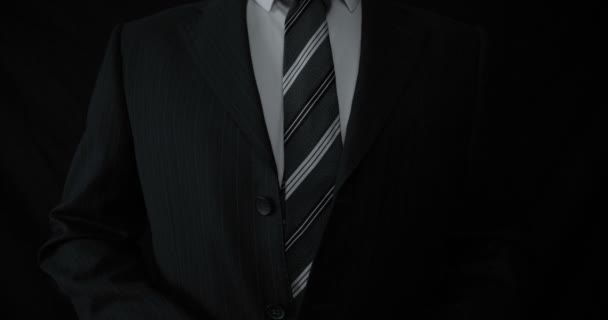 スーツ 黒背景のビジネスマン — ストック動画