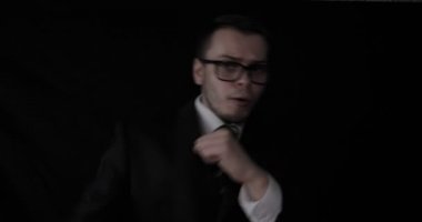 Gözlüklü, komik, yakışıklı genç işadamı arka plan siyah takım elbiseli, boks.