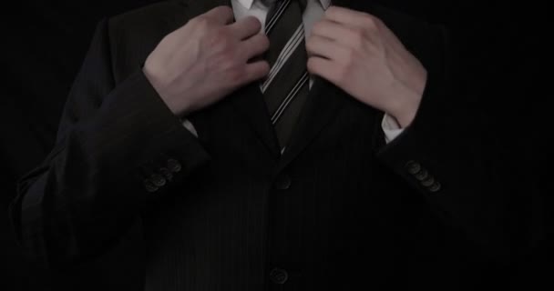 Geschäftsmann Anzug Schwarzer Hintergrund — Stockvideo