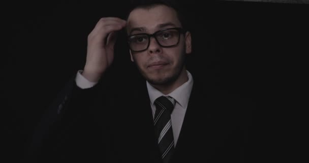 メガネ スーツ 黒の背景でハンサムな青年実業家の肖像画 — ストック動画