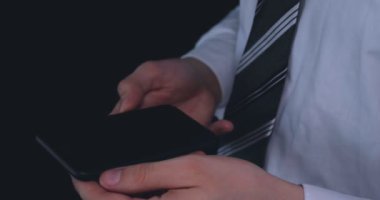 Beyaz gömlekli, işadamı telefonda siyah arka plan çalışma.