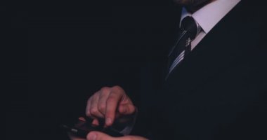İş telefonu, siyah arka plan çalışma takım elbiseli adamı.