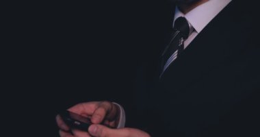 İş telefonu, siyah arka plan çalışma takım elbiseli adamı.