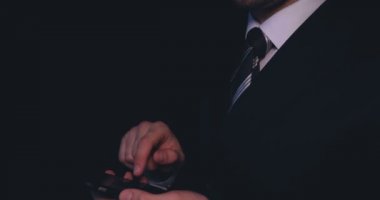İş telefonu, siyah arka plan çalışma takım elbiseli adamı.