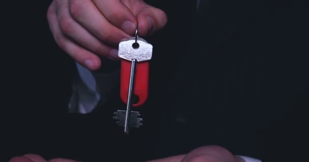 Geschäftsmann Anzug Schlüssel Der Hand Schwarzer Hintergrund — Stockvideo