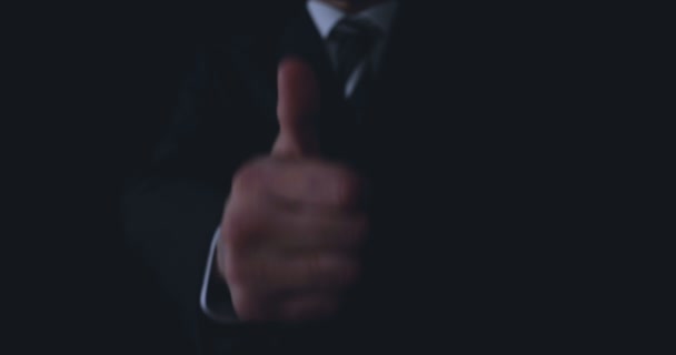 Бізнесмен Костюмі Великий Палець Вгору Чорний Фон — стокове відео