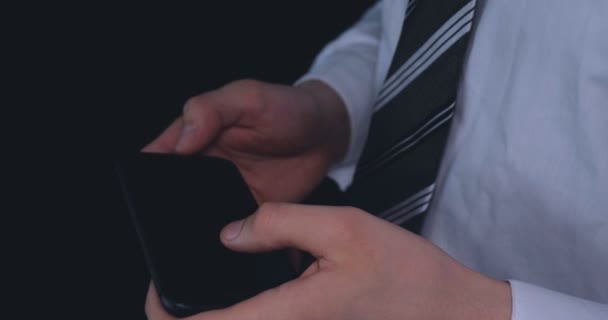 Empresario Con Camisa Blanca Trabajando Teléfono Fondo Negro — Vídeo de stock