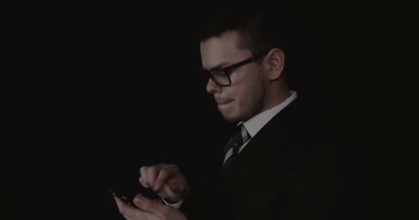 Joven Hombre Negocios Guapo Con Gafas Hablando Por Teléfono Traje — Vídeo de stock