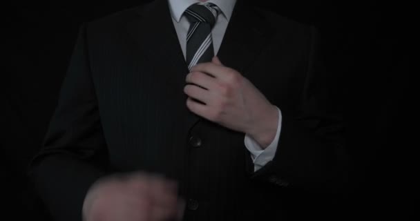 スーツ 黒背景のビジネスマン — ストック動画