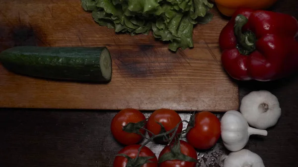 キッチン テーブルと野菜 キュウリ 黄色の唐辛子 トマト グリーン サラダ マッシュ ルーム ソース — ストック写真