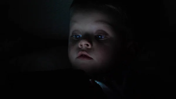Милый Маленький Ребенок Смотрит Мультик Смартфоне Темной Комнате Опасности Синего — стоковое фото