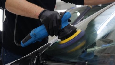 Adam arabaları vücut çiziklerinden, araba servisinden, otomatik sekmeden, yıkamadan, cilalamadan cilalıyor..