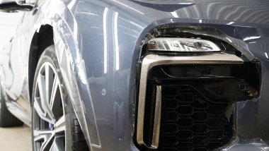 Ön far ve kaputta Ppf montaj işlemine yakın. Ppf, boyayı çizilmelerden ve taş yongalarından koruyan bir Boya Koruma Filmidir. Konsept: Koruma, Koruma, Araba, Yeni, İş.