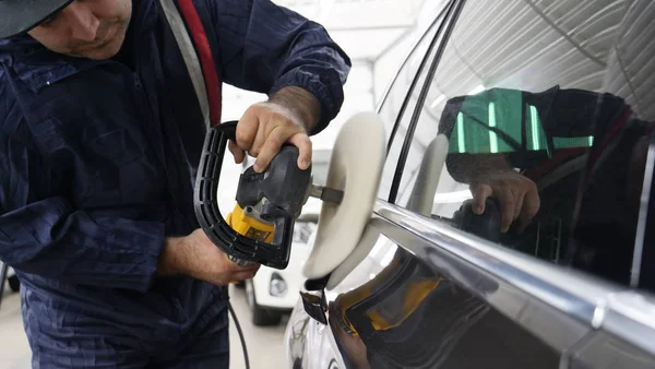 Man Polishes Cars Body Scratches Car Service Autoshop Washing Polishing — Stock Photo, Image