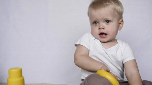 Portrait D Un Beau Petit Enfant Garcon Assis Jouant Pyramide Jouet Blond Cheveux Clairs Yeux Bleus Fond Blanc Concept Bebes Peau Claire Beaux Enfants Plastique Developpement Stock Photo
