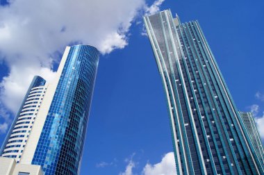 Astana, gökdelenler gökyüzü ve bulutlar karşı
