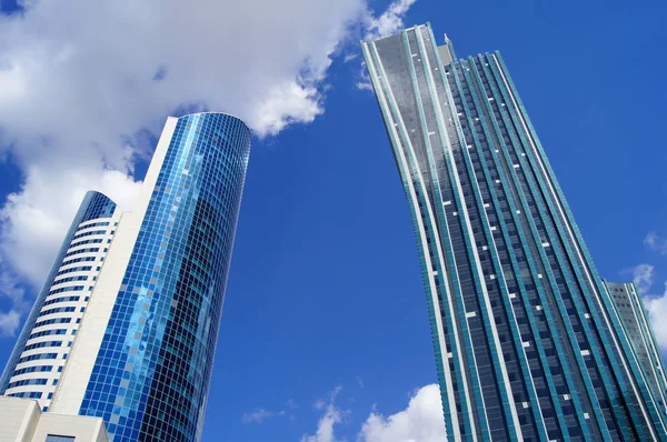 Astana, gökdelenler gökyüzü ve bulutlar karşı