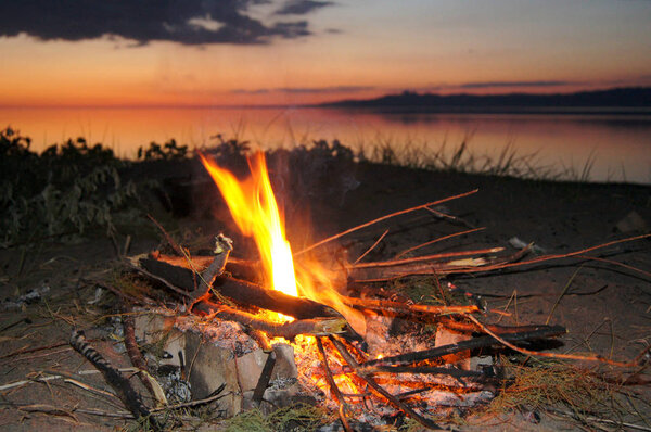Костер и красивый закат
 