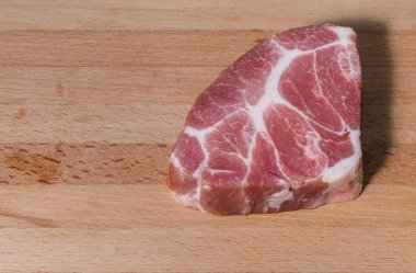 Ahşap bir tahta üzerinde çiğ et parçası