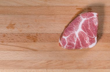 Ahşap bir tahta üzerinde çiğ et parçası 