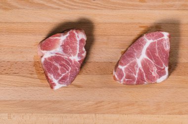 Çiğ et bir ahşap tahta üzerinde iki adet