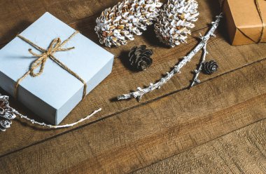 Hediyeler, koniler, boş kutuları 