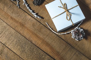 Hediyeler, koniler, boş kutuları 