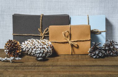 Hediyeler, koniler, boş kutuları