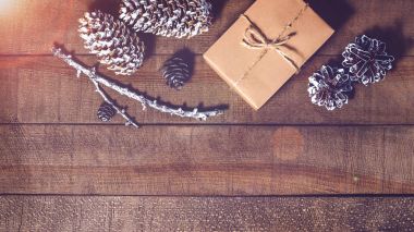 Hediyeler, koniler, boş kutuları