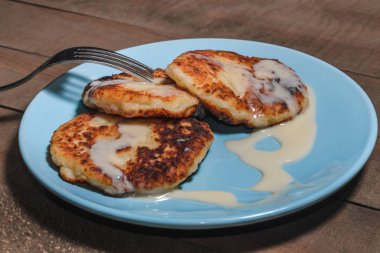 İştah açıcı ekşi krema bir tahta üzerinde mavi bir plaka üzerinde krema ile