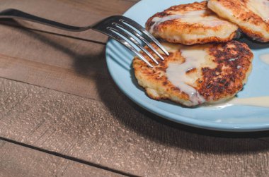 İştah açıcı ekşi krema bir tahta üzerinde mavi bir plaka üzerinde krema ile
