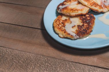 İştah açıcı ekşi krema bir tahta üzerinde mavi bir plaka üzerinde krema ile