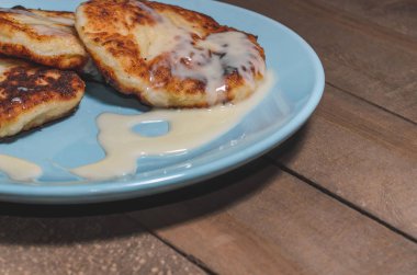 İştah açıcı ekşi krema bir tahta üzerinde mavi bir plaka üzerinde krema ile