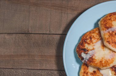 İştah açıcı ekşi krema bir tahta üzerinde mavi bir plaka üzerinde krema ile