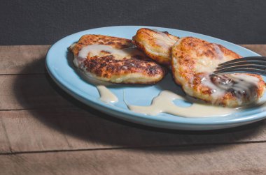 İştah açıcı ekşi krema bir tahta üzerinde mavi bir plaka üzerinde krema ile