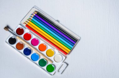 Suluboya boya ve kalem parlak renkli