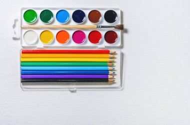 Suluboya boya ve kalem parlak renkli