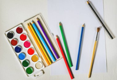 Suluboya boya ve kalem parlak renkli